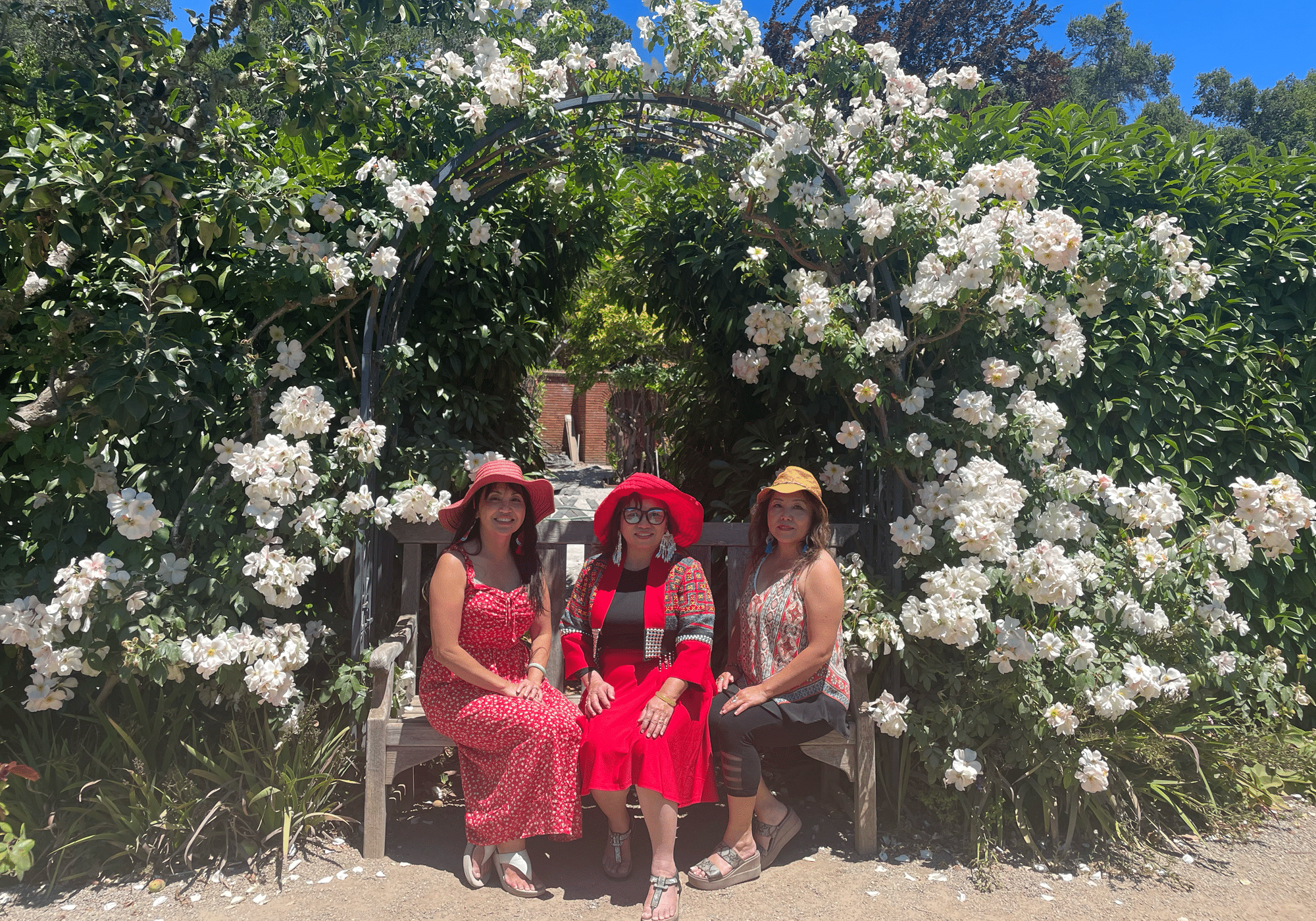 Three Ladies Under Arbor 2000x1500